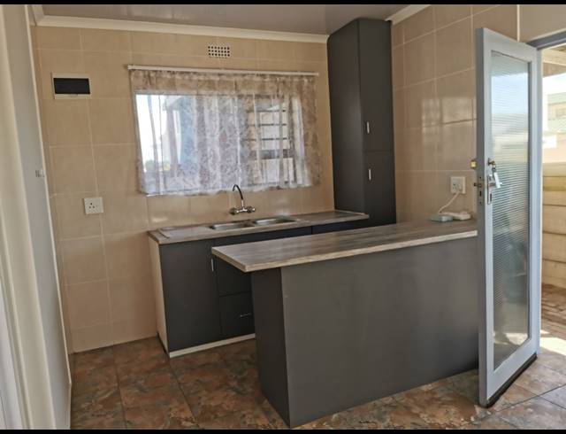 1 BEDROOM FLAT TO LET IN DWARSKERSBOS